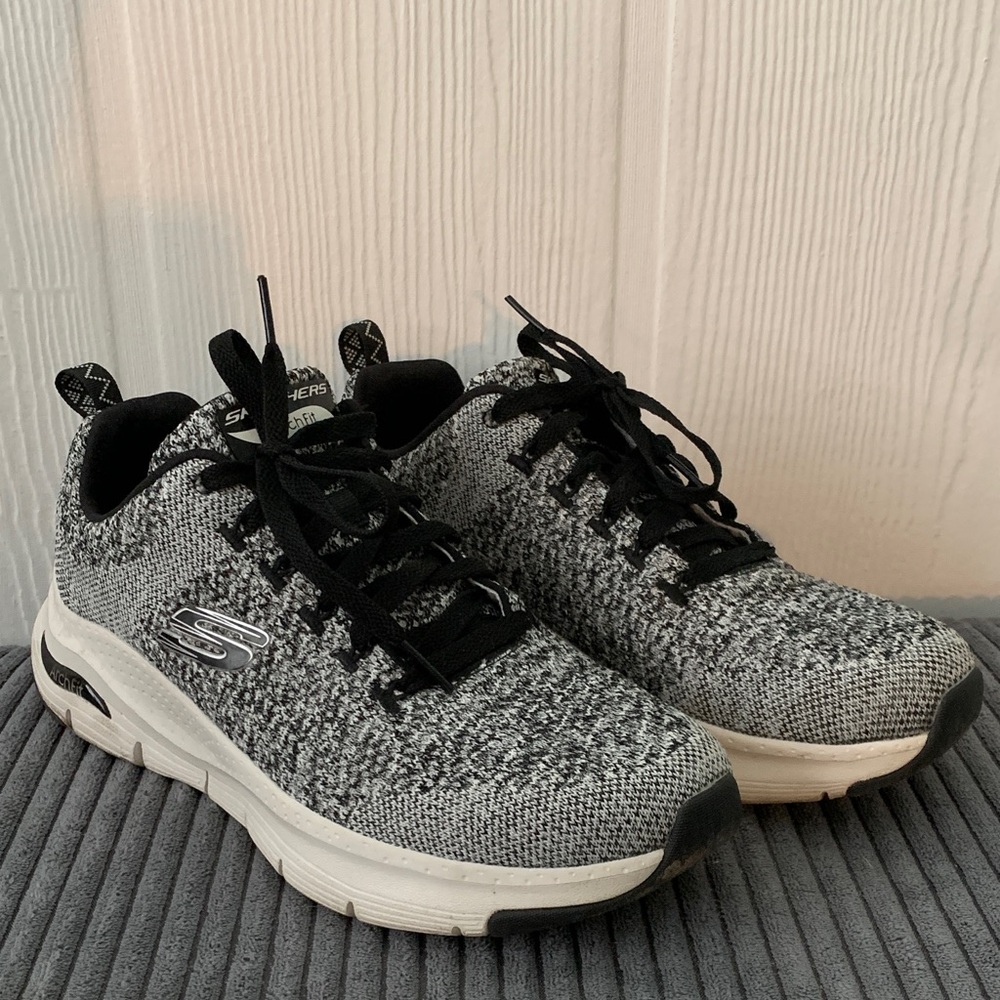 Skechers Arch Fit Women Size 7.5 Black Gray Knit Lightweight Comfort Sneakers